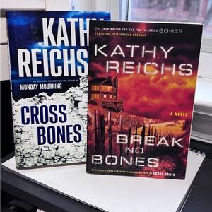 📚🦴 Kathy Reichs “Bones” Book Bundle – Hardcover + Trade Paperback 🦴📚